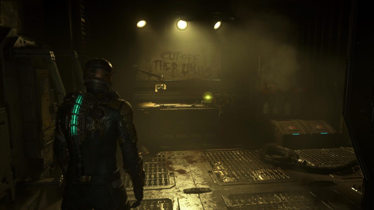 Isaac findet in Dead Space die erste Waffe "Plasma Cutter" auf einer Werkbank.