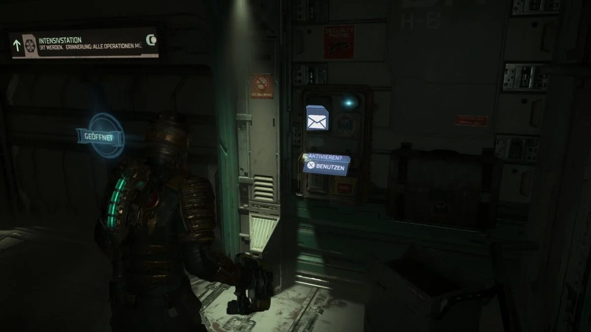 Isaac hört in Dead Space an einer Vorrichtung eine Audioaufnahme an.