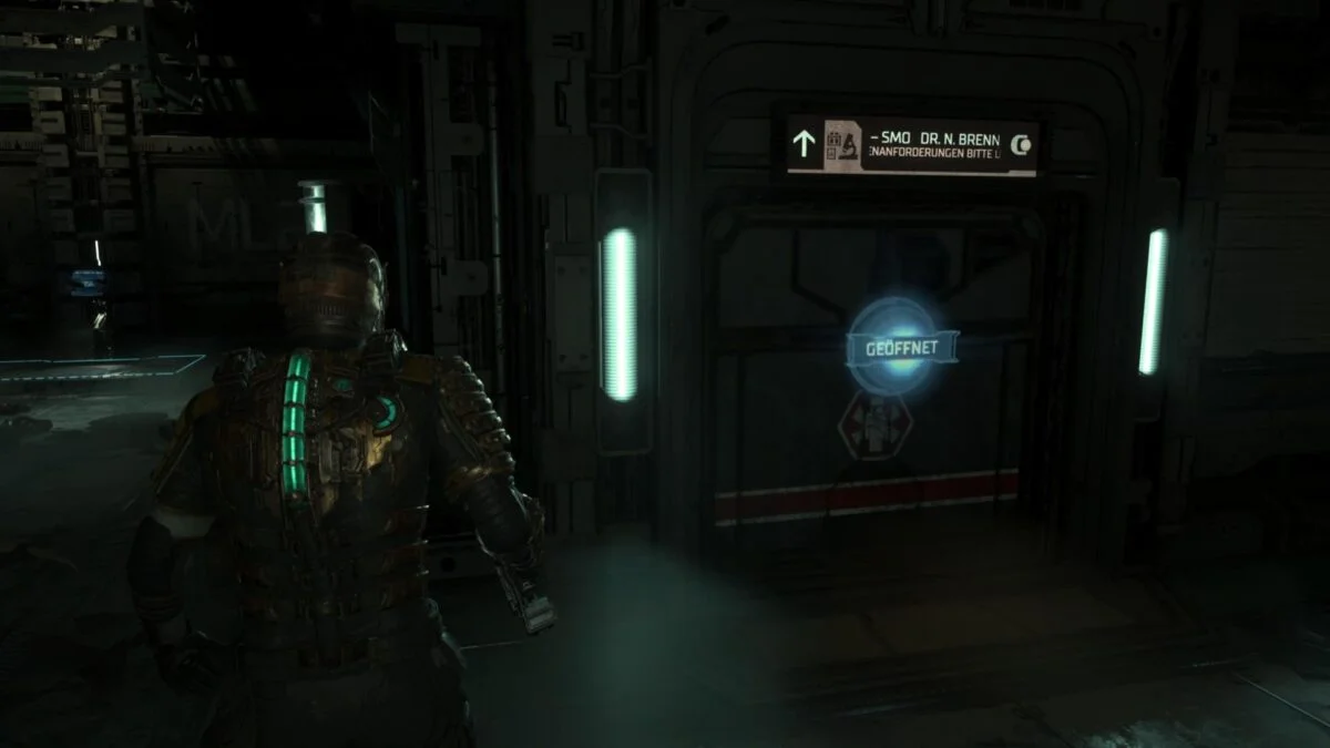 Isaac steht in Dead Space vor der Tür zum Büro seiner verschwundenen Frau Nicole.