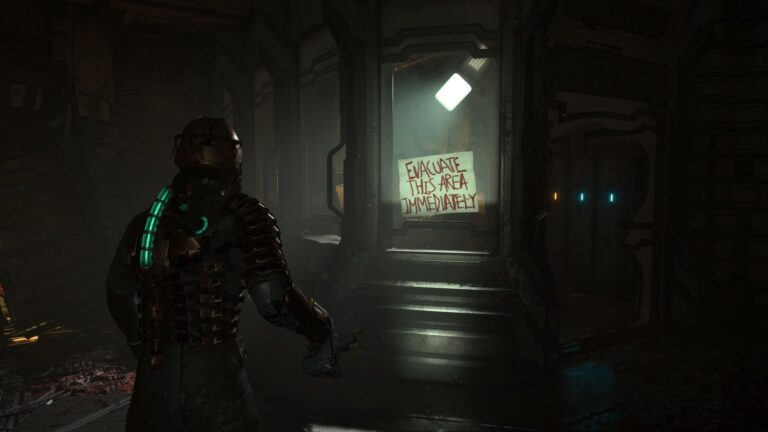 Isaac steht in Dead Space vor einer Scheibe, an der ein Plakat mit einer Warnung klebt.