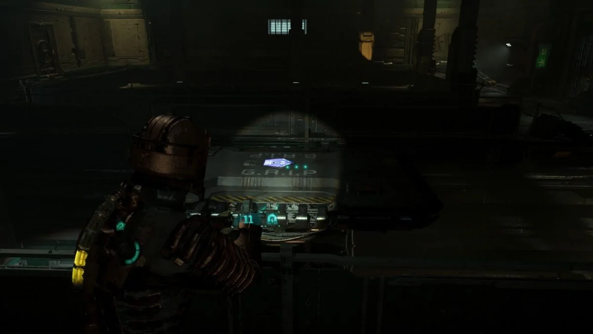 Isaac schiebt in Dead Space eine Hebebühne per Kinese zur Seite.