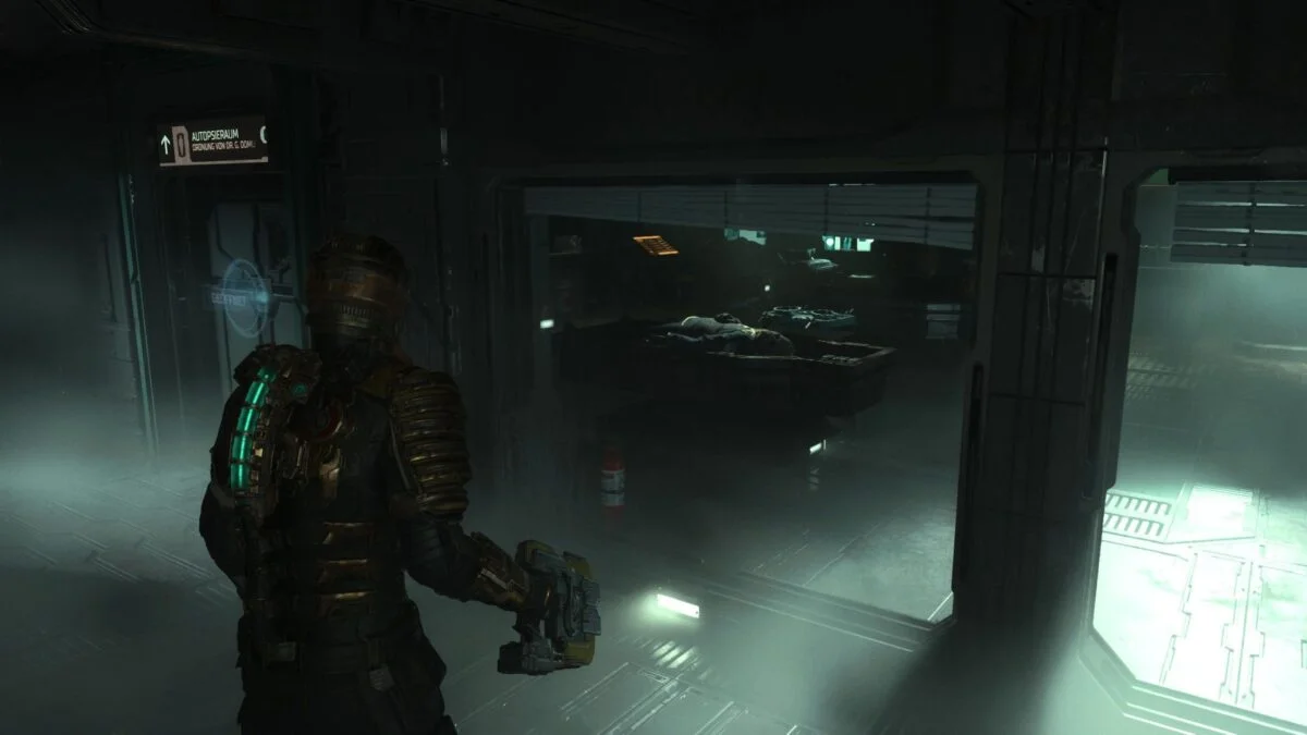Isaac blickt in Dead Space durch eine Scheibe auf die Leiche des Captains der Raumstation Ishimura.