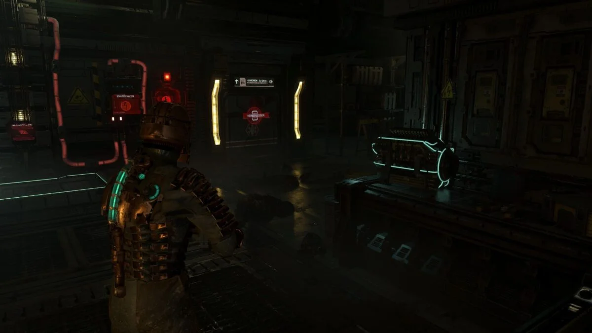 Isaac steht in Dead Space vor einer blau leuchtenden Batterie.
