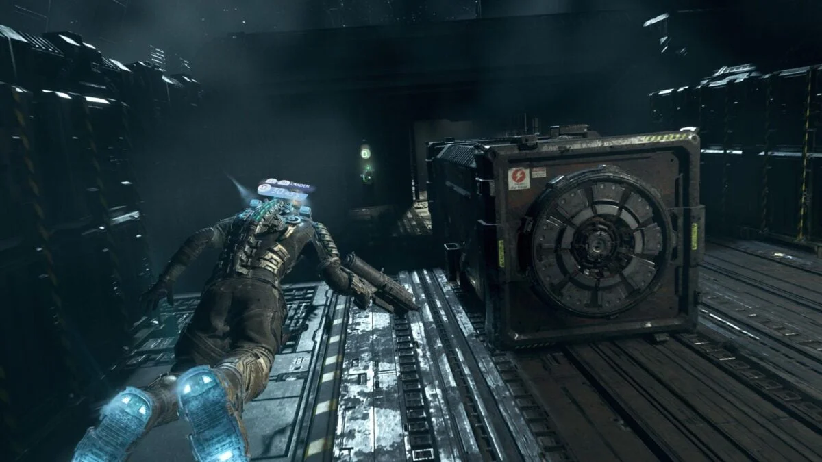 Isaac schwebt in Dead Space in der Schwerelosigkeit auf einen Sauerstofftank zu. 
