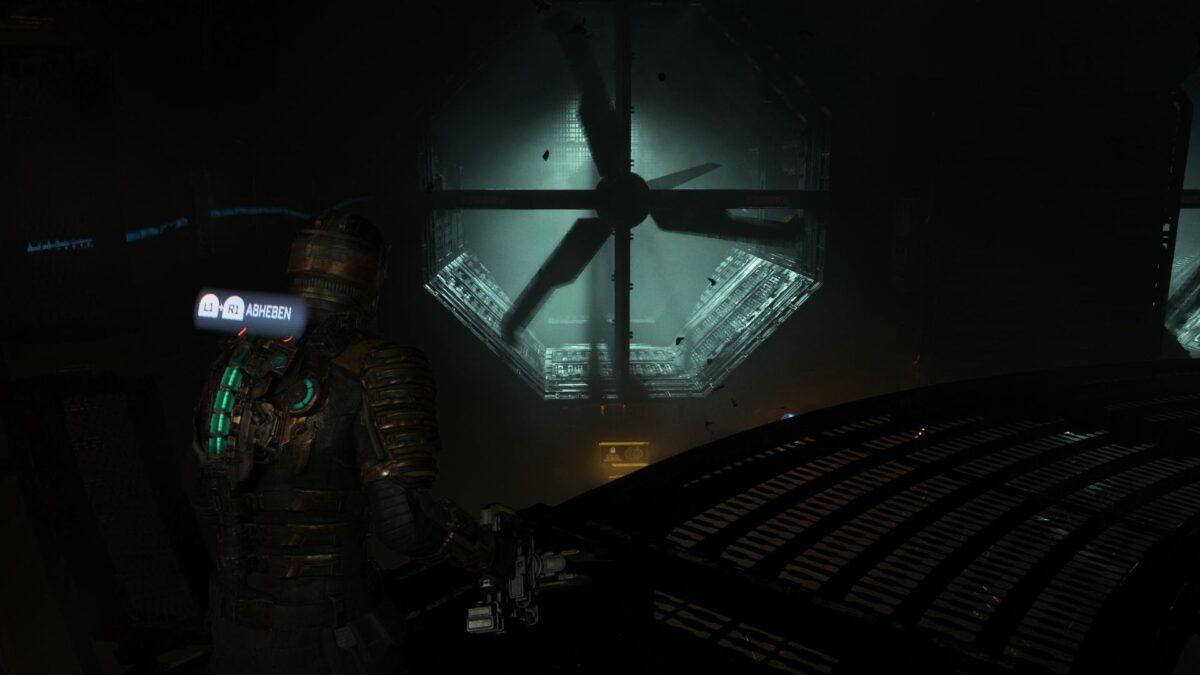 Isaac steht in Dead Space vor einem gigantischen Ventilator. 