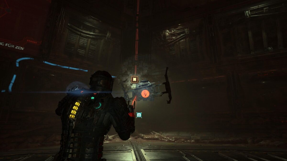 Isaac steht in Dead Space vor einer mit einem roten Blitz markierten defekten Antenne des Komm-Arrays.