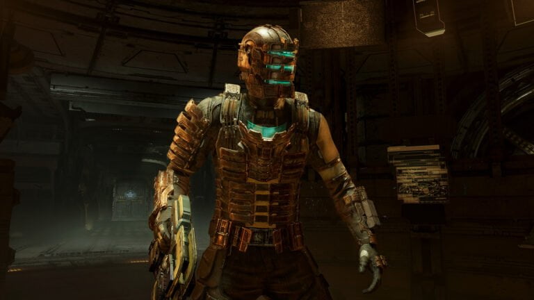 Protagonist Isaac steht im Videopsiel Dead Space Remake in einer Halle eines Raumschiffs mit einer Waffe in der Hand.