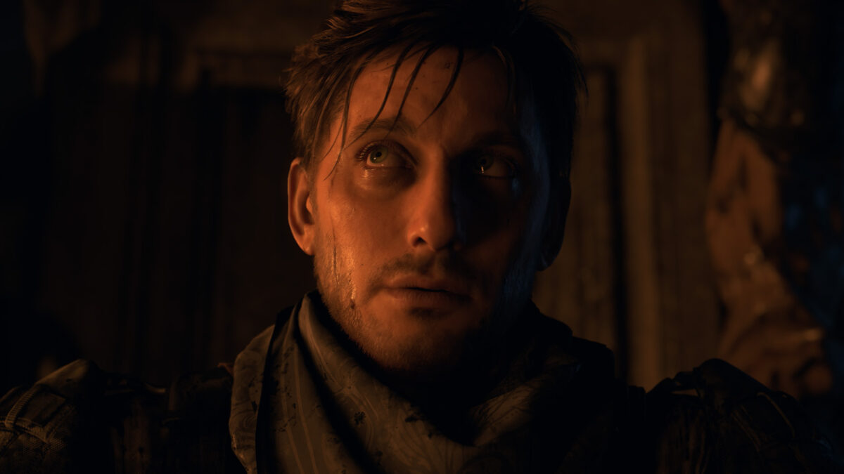 Ein Mann mit verschwitztem Gesicht schaut erschöpft nach oben.