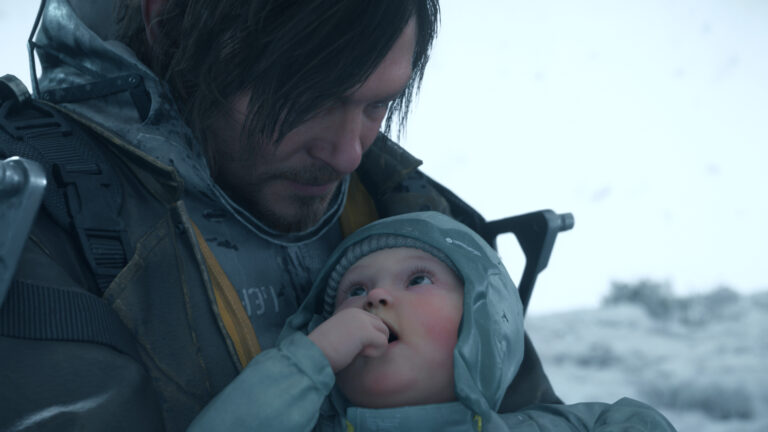 Protagonist aus Death Stranding hält schutzbekleidetes Baby in verschneiter, postapokalyptischer Landschaft.