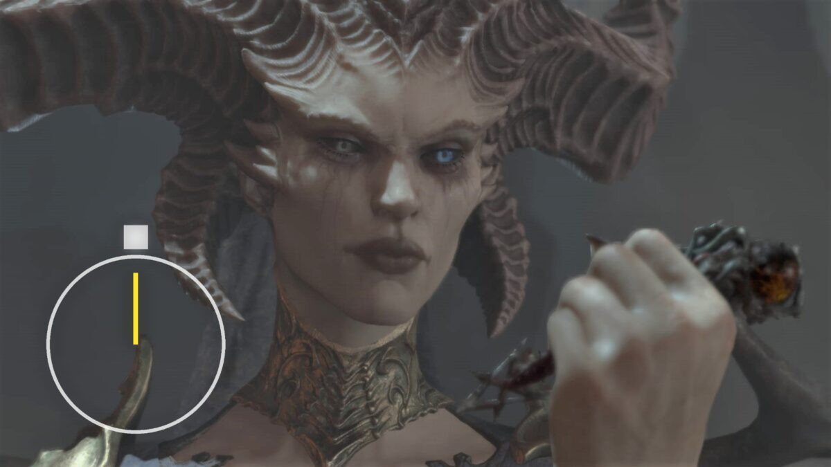 Eine Frau mit verschieden farbigen Augen und Hörnern auf dem Kopf.