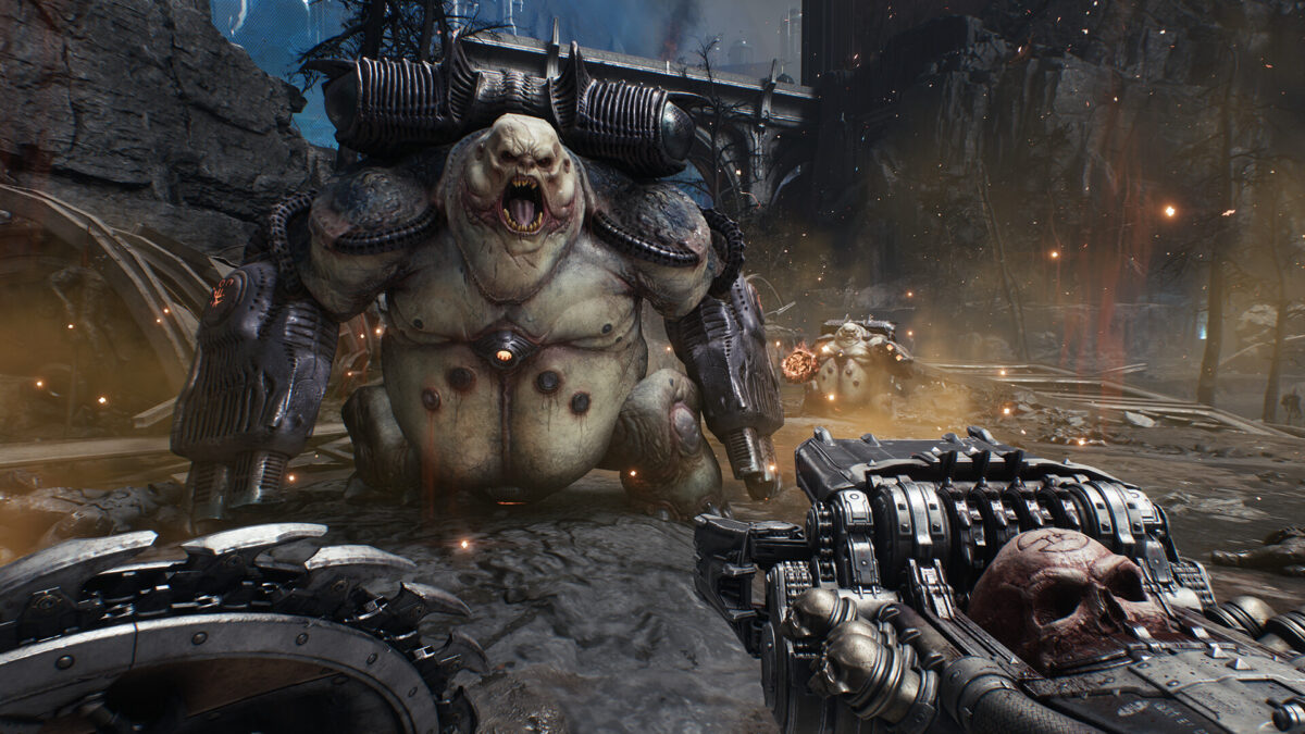 Ein übergewichtiges Monster mit Feuerwaffen statt Armen greift den Doom-Guy an.