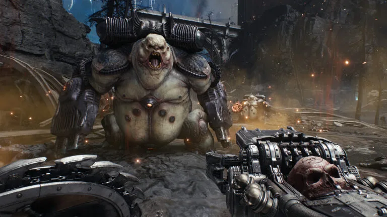 Ein übergewichtiges Monster mit Feuerwaffen statt Armen greift den Doom-Guy an.