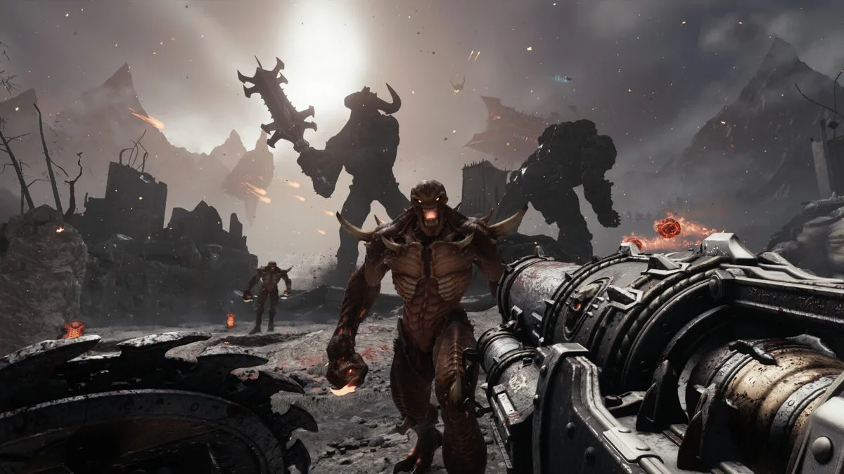 Ein bösartiger Dämon mit Hörnern auf Brust und Schultern geht mit aufgerissenem Maul auf den Doom-Guy zu.