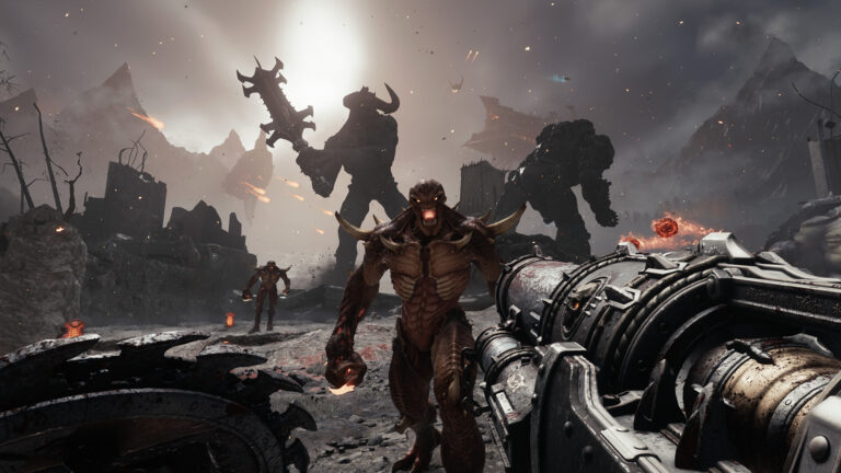 Ein bösartiger Dämon mit Hörnern auf Brust und Schultern geht mit aufgerissenem Maul auf den Doom-Guy zu.