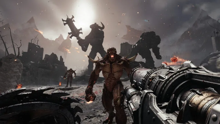 Ein bösartiger Dämon mit Hörnern auf Brust und Schultern geht mit aufgerissenem Maul auf den Doom-Guy zu.
