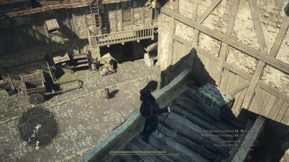 Eine Dame in edlem Gewand spaziert auf einem hochgelegenen Balkon in einer mittelalterlichen Stadt auf eine Holztruhe zu.