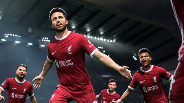 Mehrere männliche Fußballspieler des FC Liverpool feiern ein Tor in EA Sports FC 24.
