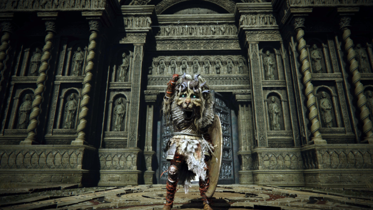 Ein Krieger in Elden Ring mit einer Bestienmaske reckt vor einem Tor stehend, jubelnd den Arm in die Luft.