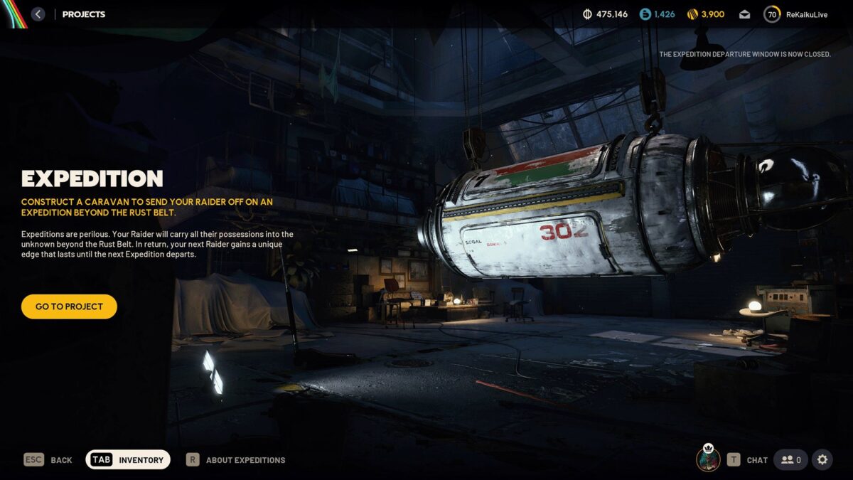 Expedition-Menü in Arc Raiders mit schwebender Kapsel in einer Werkstatt, Projektbeschreibung links und Ingame-UI-Elementen am oberen Bildschirmrand.