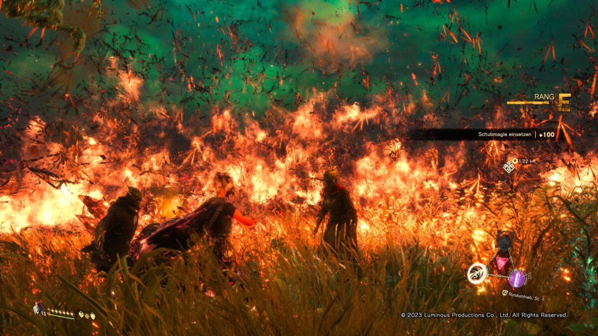 Eine brennende Wiese im Videospiel Forspoken, auf der Zombies in Flammen stehen.