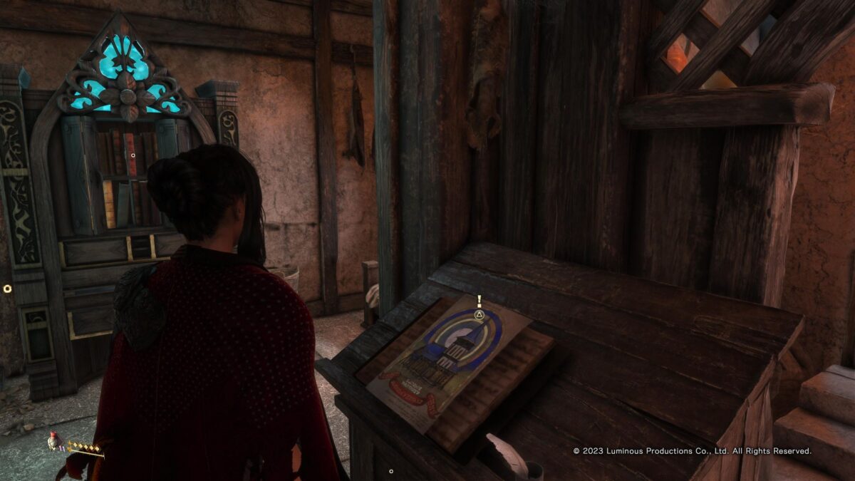 Frey steht in Forspoken vor einem Buch in einer Pilgerzuflucht.
