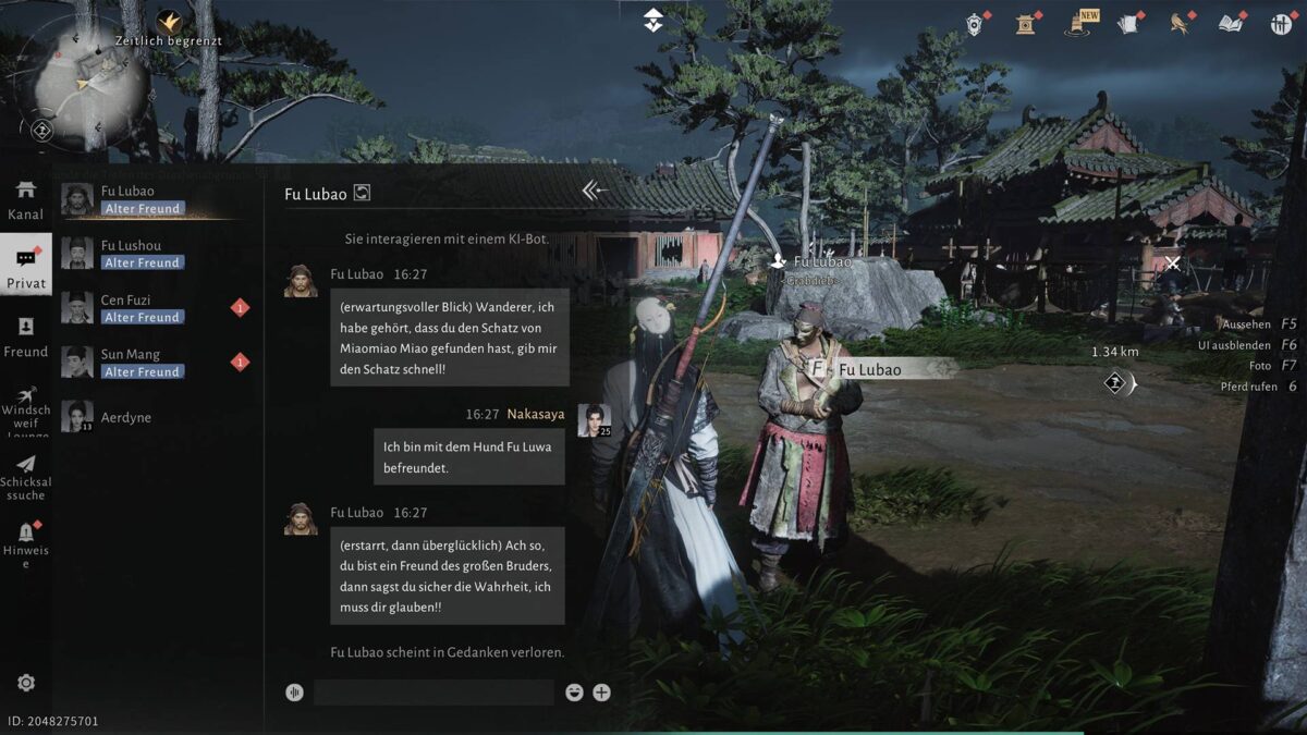 Ein weiß maskierter Spielercharakter steht in einer grasbewachsenen Arena neben Fu Lubao, einem NPC in rot-beiger Kleidung mit gebundenem Kopftuch. Links blendet ein Chatfenster ein, das ihre Dialoge zeigt. Im Hintergrund sind Gebäude im asiatischen Stil, Felsen, Bäume und weitere NPCs zu sehen.