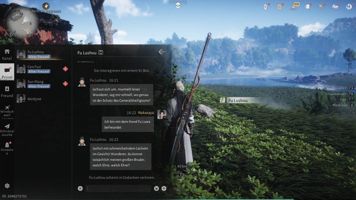 Ein weiß maskierter Spielercharakter mit Speer steht am Rand dichter Büsche neben dem NPC Fu Lushou. Links ist ein geöffnetes Chatfenster eingeblendet, das ihren Dialog zeigt. Im Hintergrund erstrecken sich eine weite Landschaft, ein Fluss, Hügel und helle Wolken unter blauem Himmel.