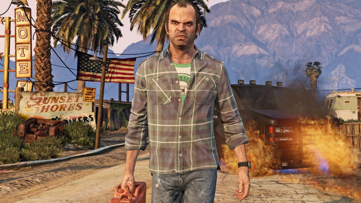 Protagonist Trevor entfernt sich in GTA 5 mit einem Benzinkanister von einem brennenden Auto.