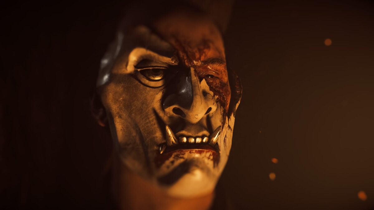 EIn Mann mit halber weißer Maske und zwei Stoßzähnen.