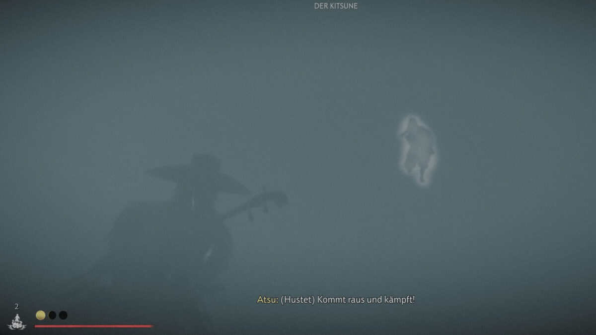 Atsu hockt im dichten Nebel, in weiter Entfernung ist ein weiß umrandeter Gegner.