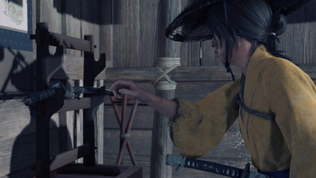 Atsu streckt ihre Hand zu einem Katana an der Wand.