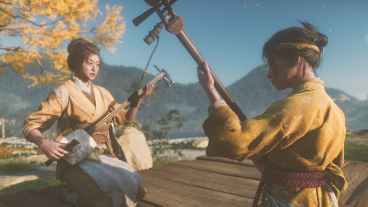 Atsu und ihre Mutter sitzen auf der Veranda und spielen Shamisen.