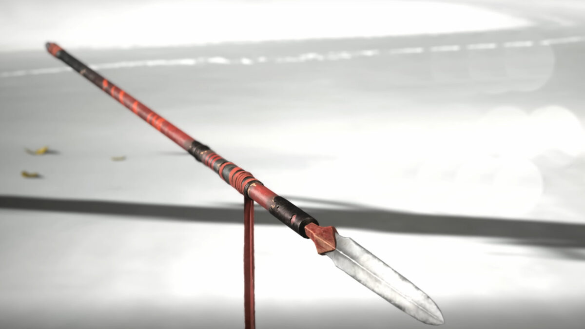 Ein Yari mit rot-braunem Griff und silberner Klinge.