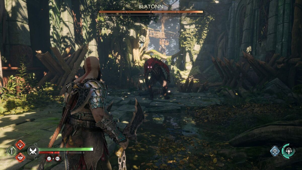 Kratos steht in God of War Ragnarök einem Werwolf gegenüber.