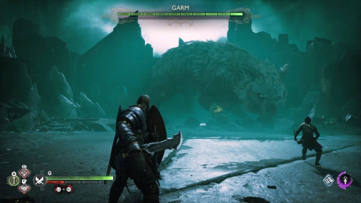 Kratos und Atreus stehen in God of War Ragnarök einem riesigen Wolf gegenüber.