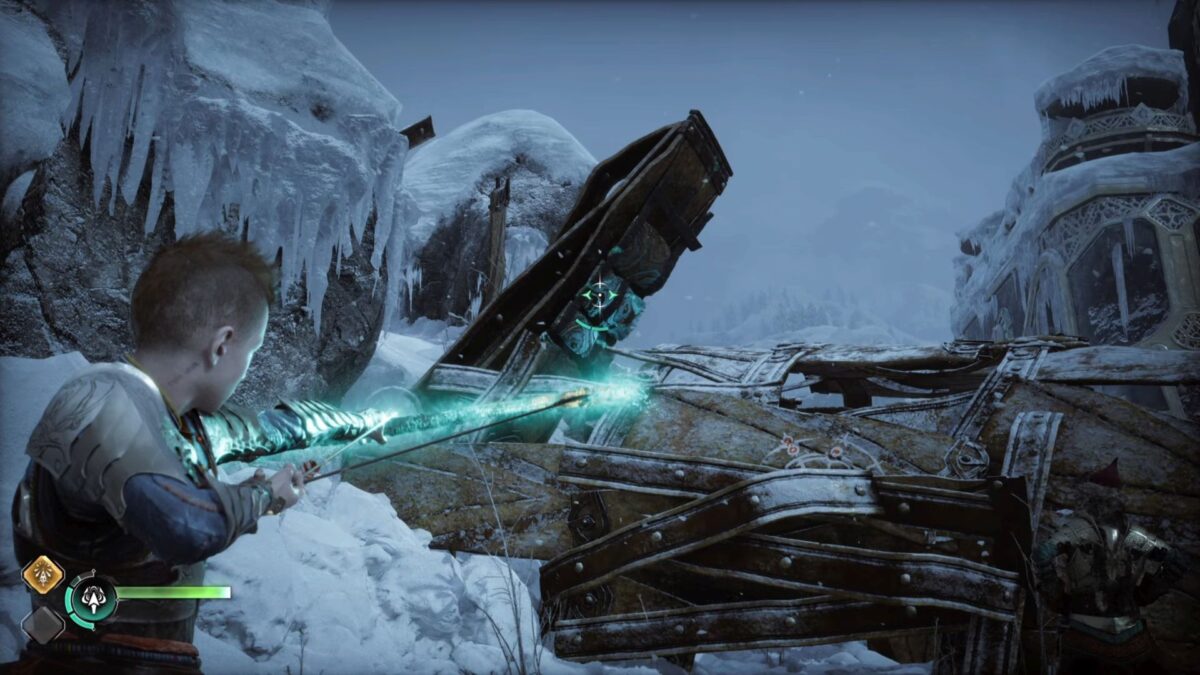 Atreus zielt mit dem Bogen in God of War Ragnarök auf einen grünen Stein in einer Schneelandschaft. 
