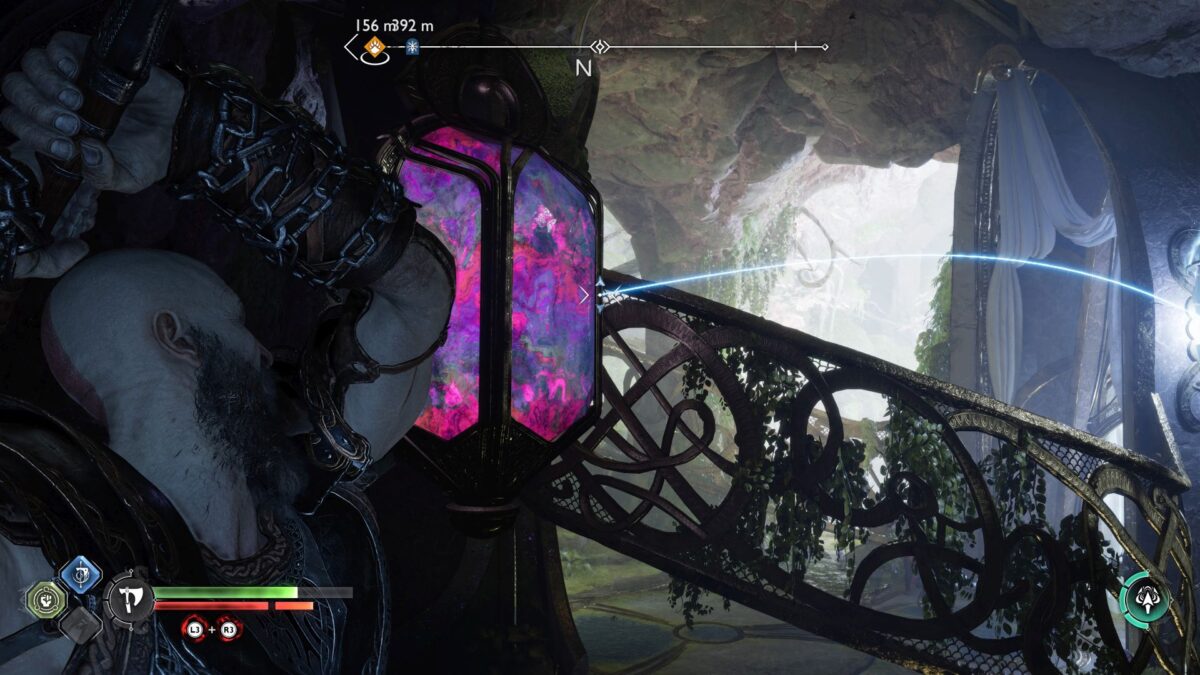 Kratos zielt in God of War Ragnarök mit der Leviathan-Axt auf einen lila schimmernden Stein vor einem Zierbogen..