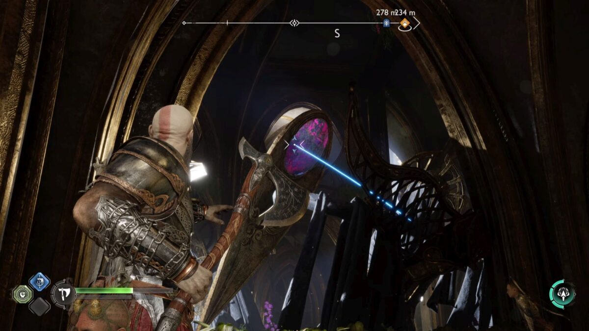 Kratos zielt in God of War Ragnarök mit der Leviathan-Axt auf einen lila schimmernden Stein an der Rückseite einer Statue.