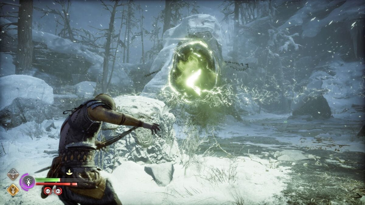 Atreus wird in God of War Ragnarök in einer Winterlandschaft von einem Geist attackiert.