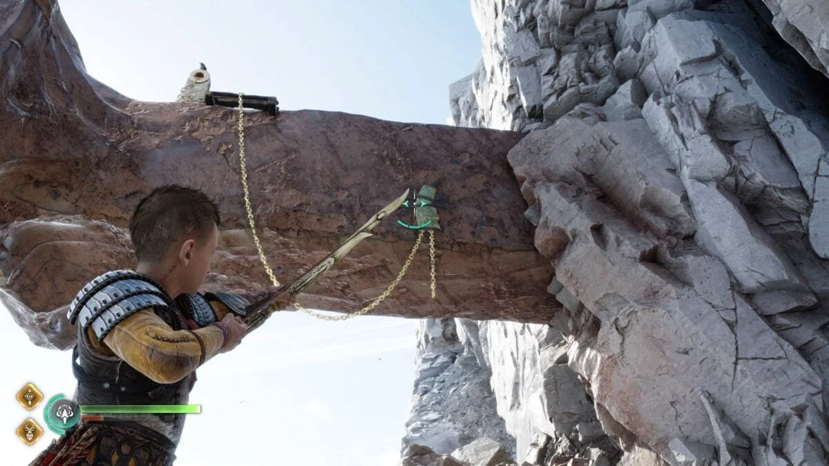 Atreus zielt in God of War Ragnarök mit einem Pfeil auf eine Kette, die an einer Felswand befestigt ist.