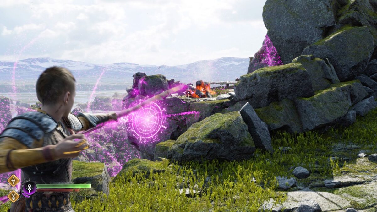 Atreus zielt in God of War Ragnarök mit einem Pfeil auf eine Felswand.