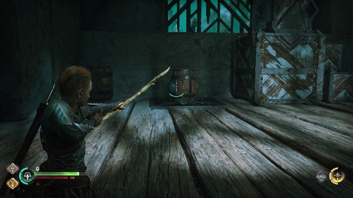 Atreus zielt in God of War Ragnarök mit dem Bogen auf ein Holzfass.