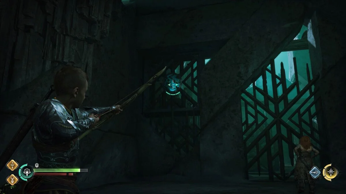 Atreus zielt in God of War Ragnarök mit dem Bogen auf ein Gitter-Tor.