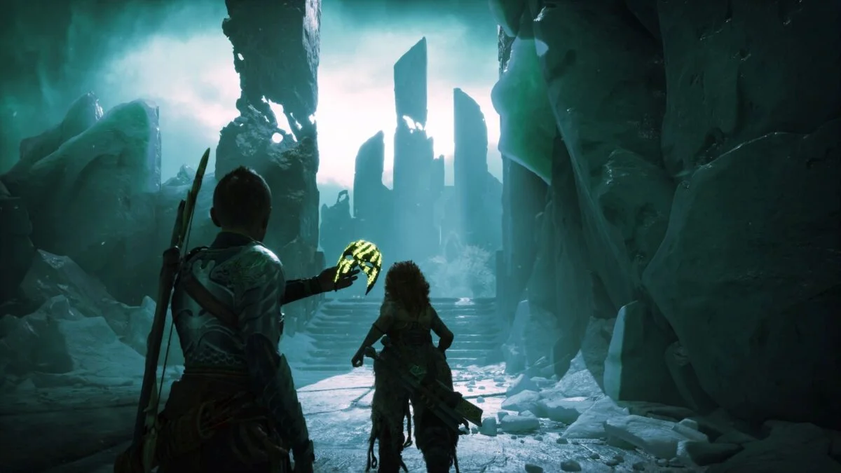 Atreus hält in God of War Ragnarök eine gelb leuchtende Maske, während er und Thrúd auf einen riesigen, schlafenden Wolf blicken. 