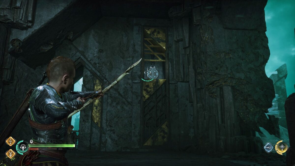 Atreus zielt in God of War Ragnarök auf eine grün schimmernde Verankerung an einer großen Kette neben einem Stein-Tor.