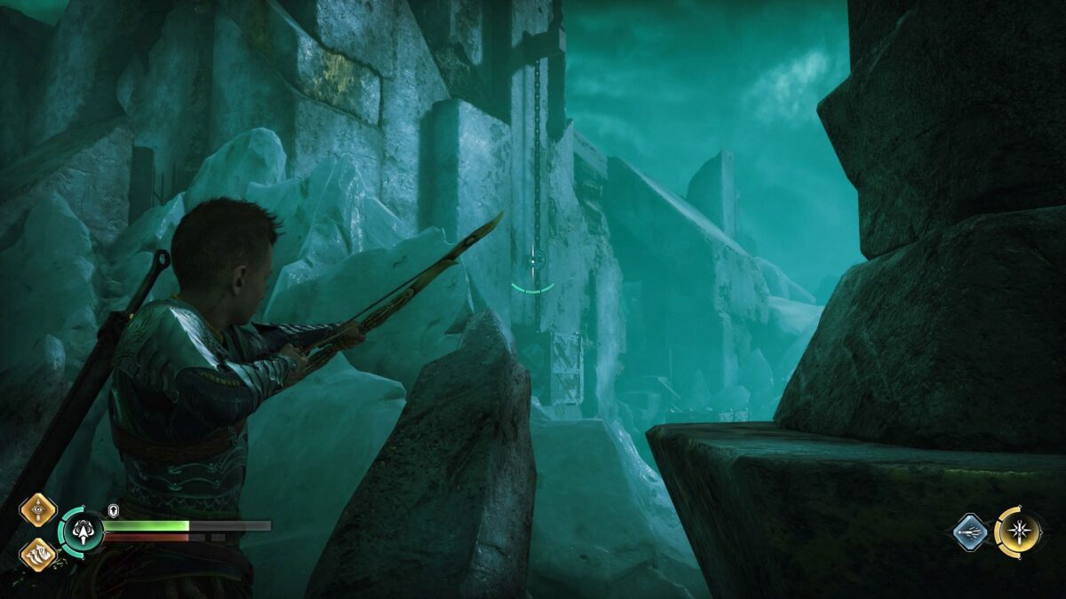 Atreus zielt in God of War Ragnarök mit dem Bogen auf eine Kette, die eine schwere Kiste an der Außenmauer einer Festung hält.