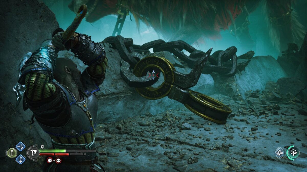 Kratos zielt in God of War Ragnarök mit der Axt auf ein riesiges Kettenglied.