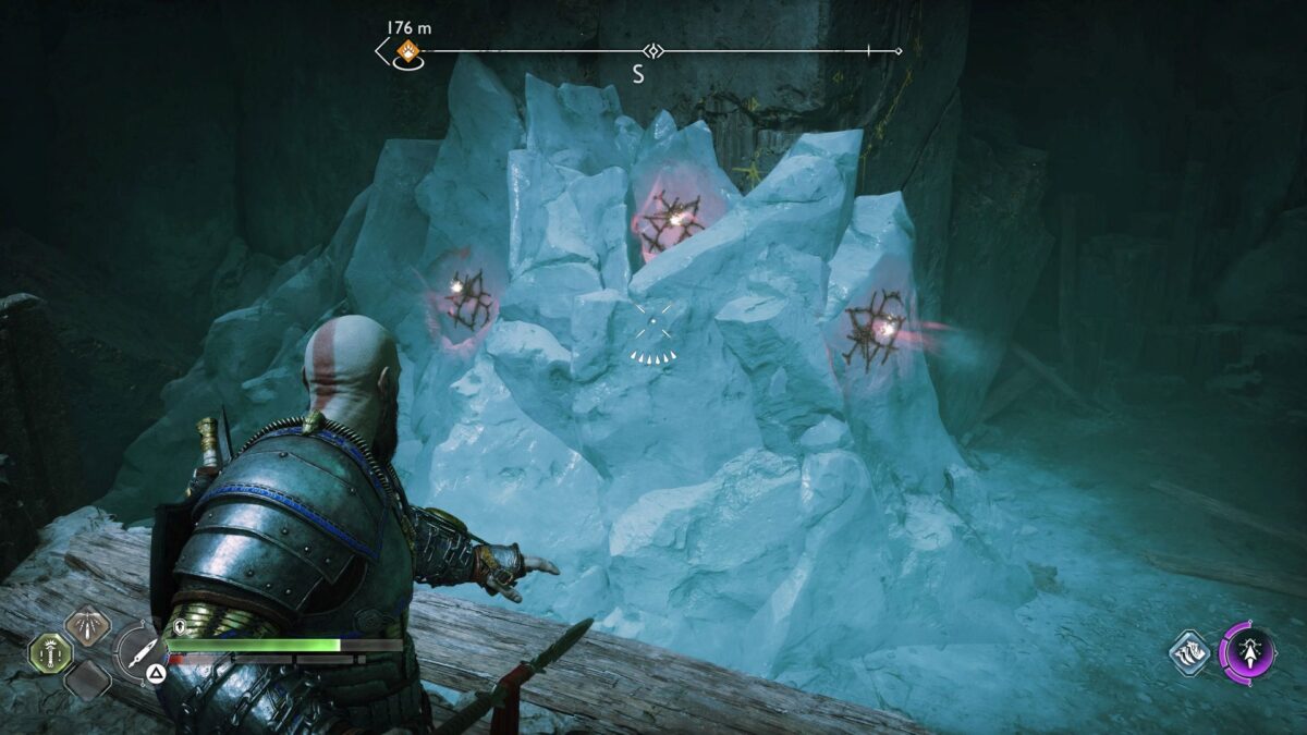 Kratos steht in God of War Ragnarök einer großen Eiswand gegenüber.