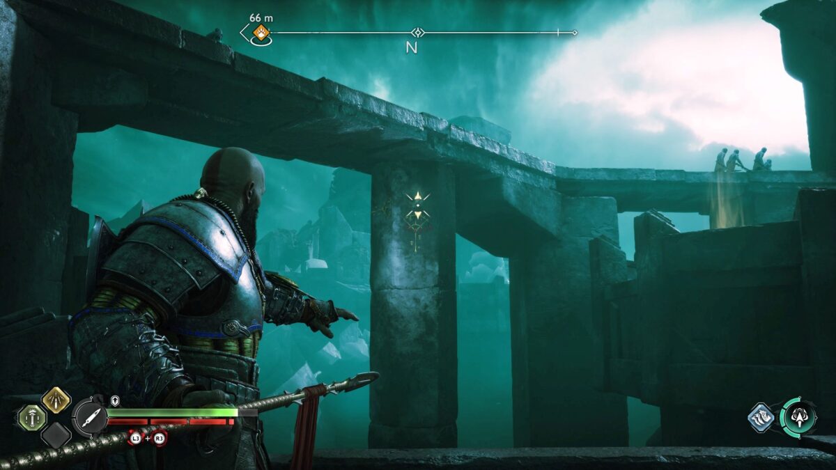 Kratos zielt in God of War Ragnarök mit dem Speer auf einen Brückenpfeiler.