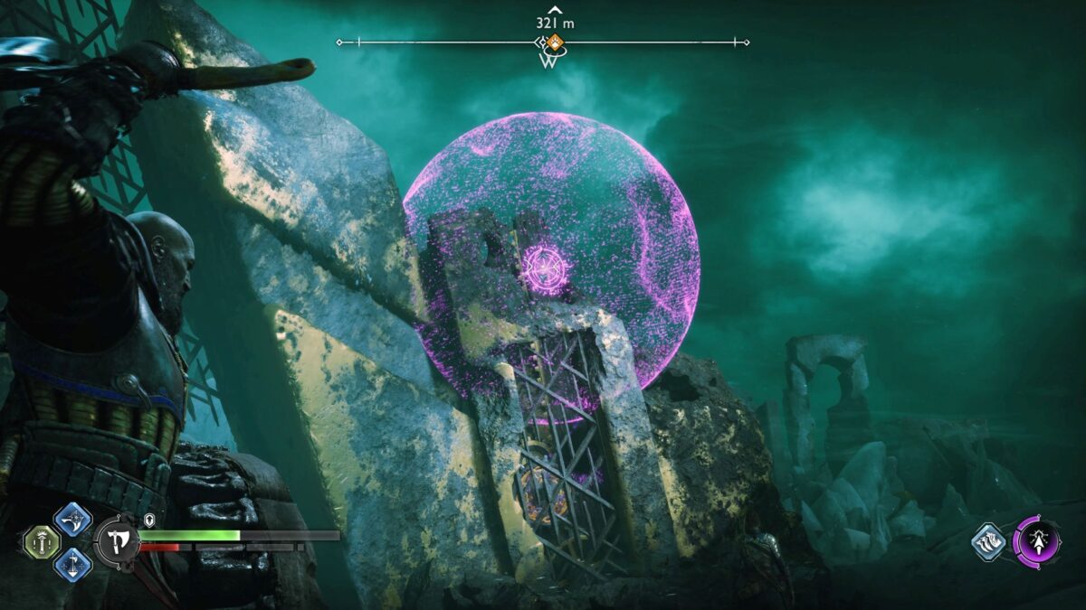 Kratos zielt in God of War Ragnarök auf ein Zahnrad neben einem großen Steintor. 